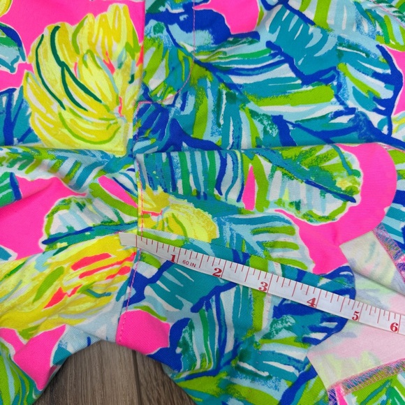 Lilly Pulitzer Buttercup “Pink Sunset Local Flavor” Scalloped Shorts. Size 0 - Picture 4 of 6
